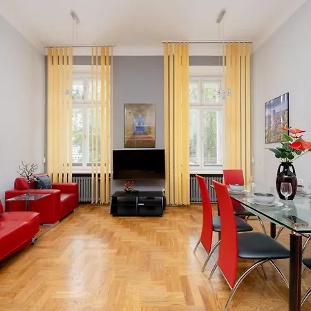 Atmospheric Family In Center With Two Bedrooms By Renters *