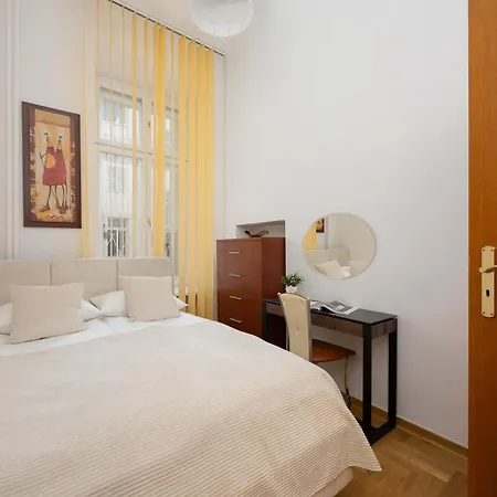 Atmospheric Family In Center With Two Bedrooms By Renters Apartmán